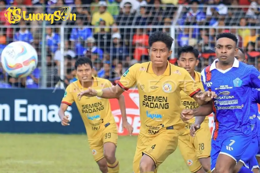 Semen Padang được đánh giá cao hơn trong trận đấu này