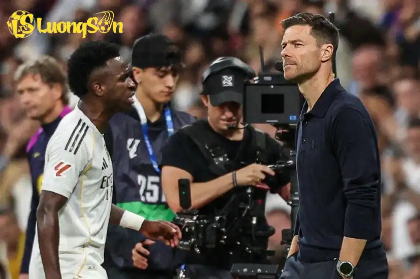 Vinicius cũng đã lên tiếng xin lỗi về vấn đề xảy ra tại trận 'siêu kinh điển'