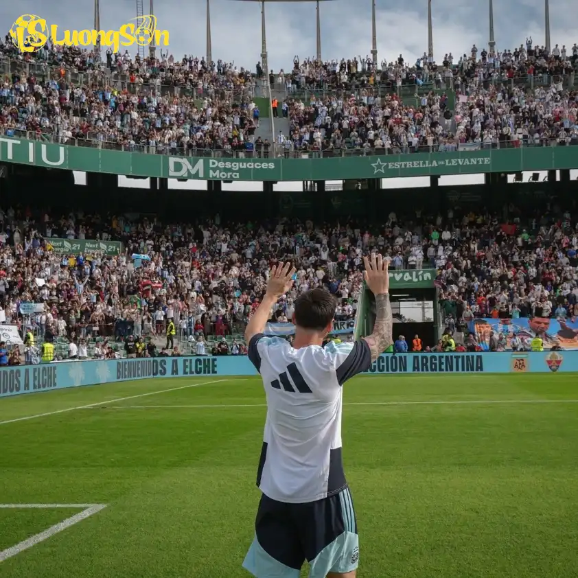 Messi được chào đón nồng nhiệt dù chỉ là trong 1 buổi tập.