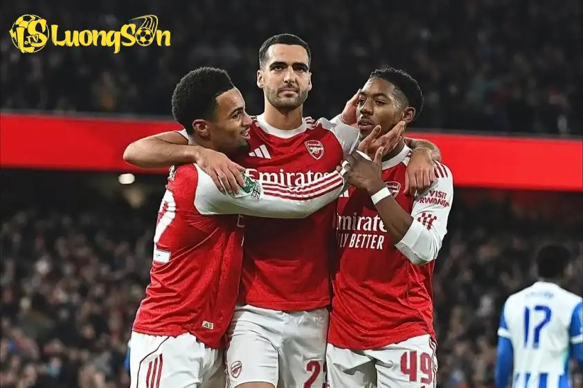 Merino có thể thi đấu ở nhiều vị trí khác nhau trên sân.