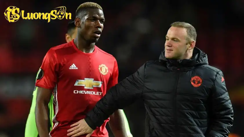 Rooney gọi tên Paul Pogba là bản hợp đồng khó hiểu của MU (Ảnh: Mirror)
