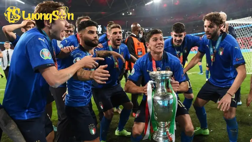 Ít ai ngờ được rằng chỉ 9 tháng sau khoảnh khắc này, Italia lại thất bại trong việc giành vé đến Qatar