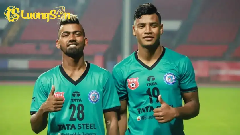 Sau khi hết án phạt, Mukhi (trái) được CLB cũ Jamshedpur FC ký hợp đồng trở lại vào năm 2020.